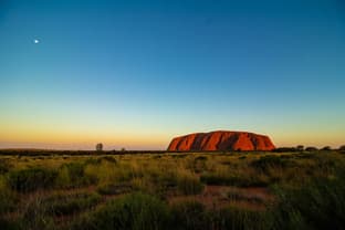 Uluru au coucher du soleil, symbole du territoire australien découvert lors d’une année scolaire en Australie.