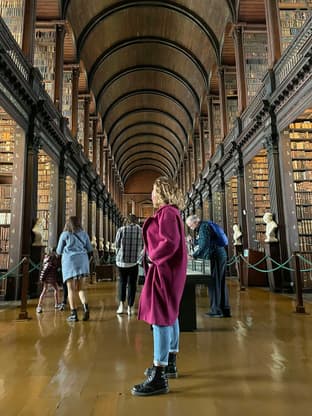 Étudiante dans une bibliothèque de Dublin pendant une année scolaire en Irlande, entre expérience scolaire, étude et découverte culturelle.