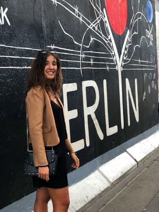 Étudiante devant une fresque murale à Berlin pendant une année scolaire en Allemagne, entre culture urbaine et quotidien.