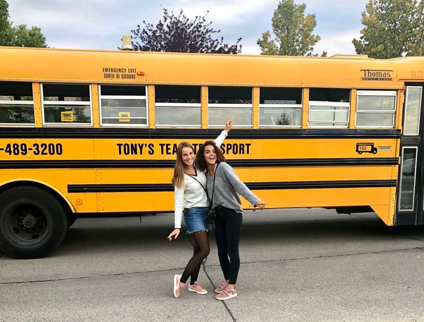 Étudiante au bord d’un lac au Canada pendant un échange scolaire, symbole de découverte de soi.