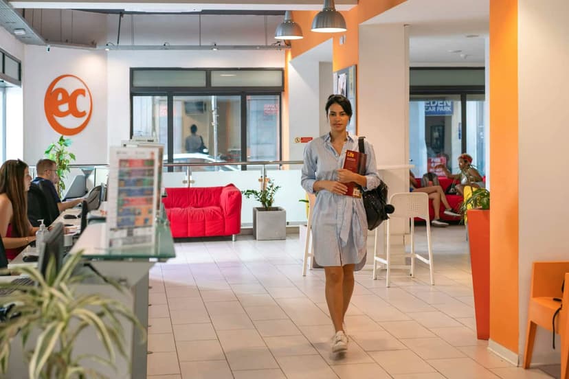 Une étudiante pendant un séjour linguistique à Malte entre dans une école de langues