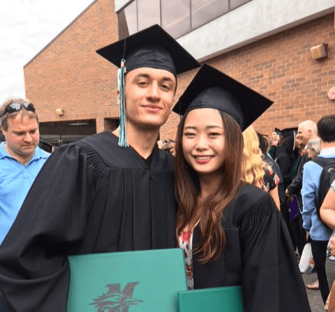 Étudiants en toge lors de la graduation pendant une année scolaire au Canada, étape importante du système scolaire canadien.