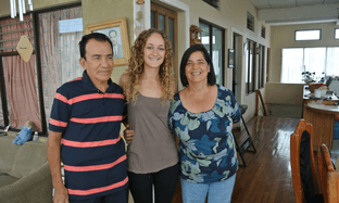 Étudiant avec sa famille d’accueil au Costa Rica dans un cadre domestique, illustrant l’intégration et la vie quotidienne pendant l’année scolaire.